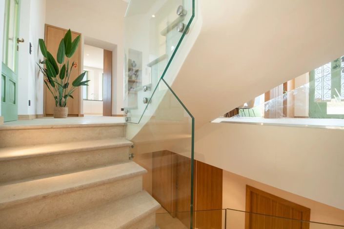 Image No.8-5 Bed House for sale