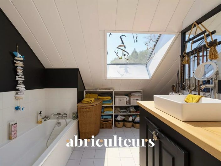 Image No.7-8 Bed House for sale