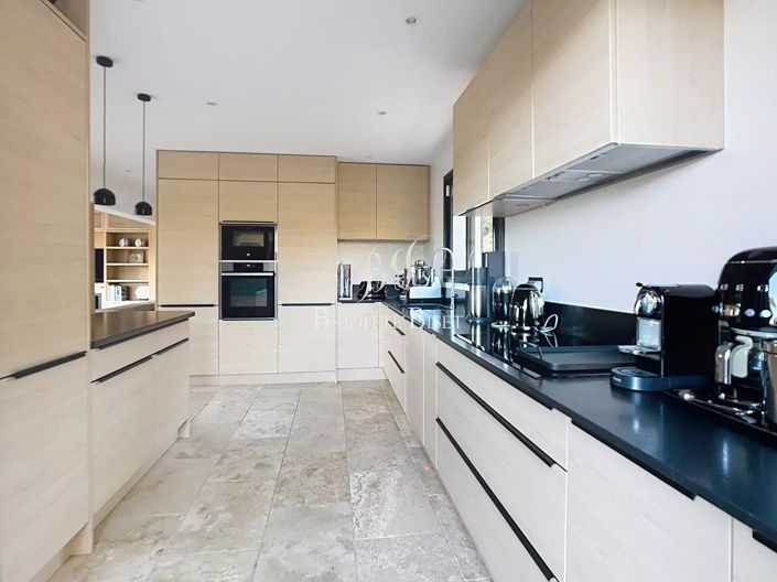 Image No.10-6 Bed House for sale