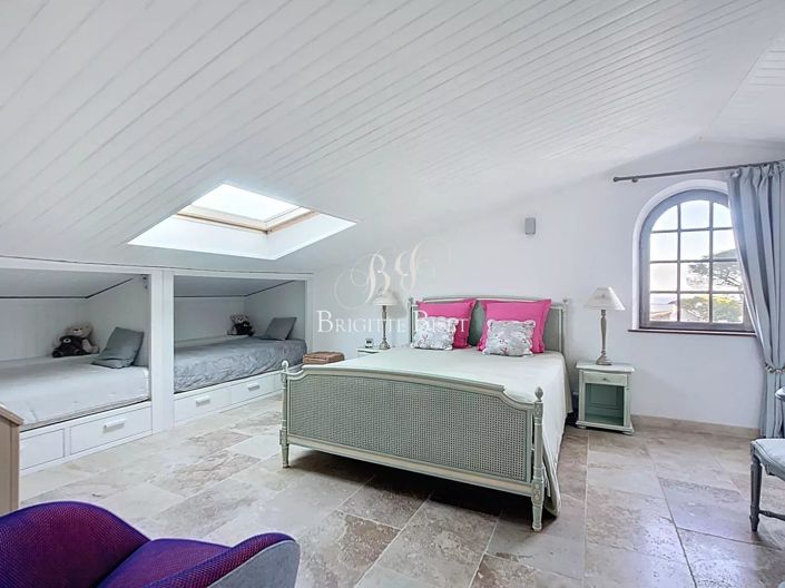 Image No.15-6 Bed House for sale