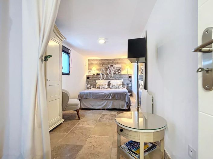 Image No.16-6 Bed House for sale