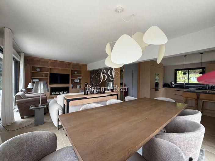 Image No.7-6 Bed House for sale