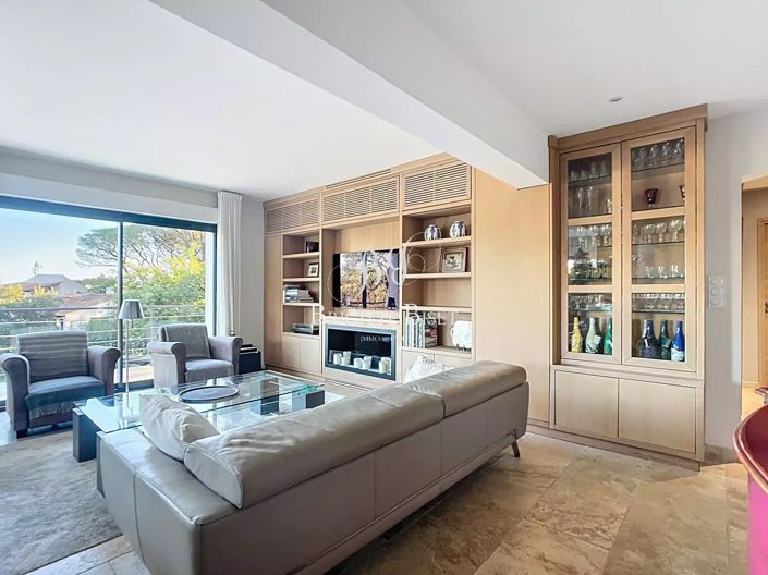 Image No.8-6 Bed House for sale