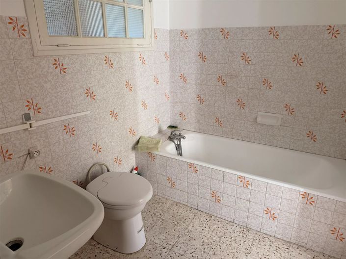 Image No.36-8 Bed House for sale
