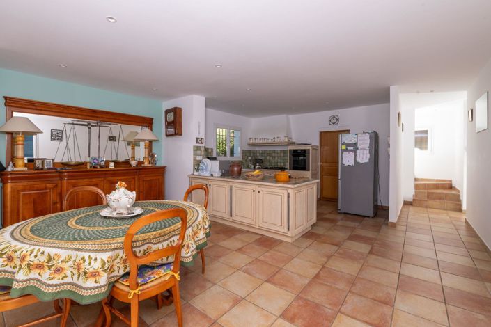 Image No.8-5 Bed House for sale