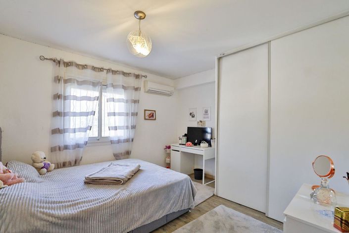 Image No.7-5 Bed House for sale