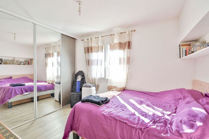 Image No.8-5 Bed House for sale