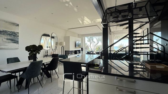 Image No.5-8 Bed House for sale