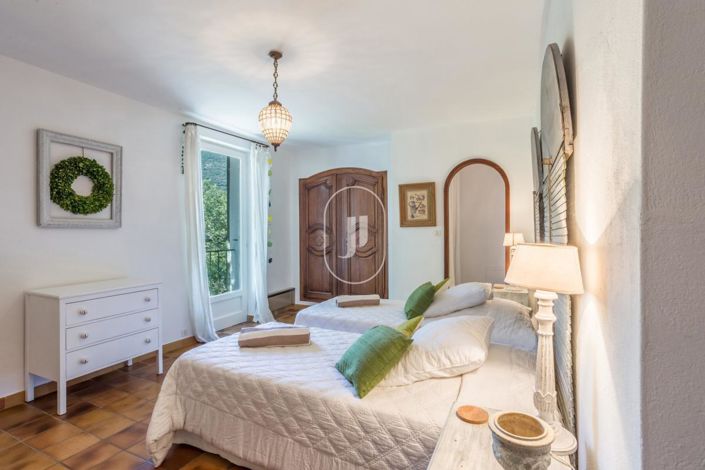 Image No.12-5 Bed House for sale