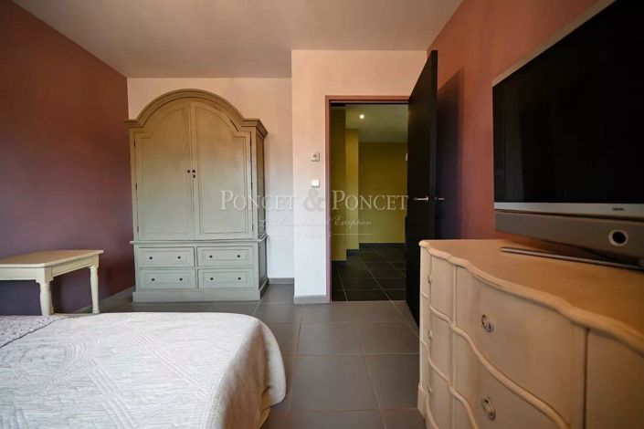 Image No.17-5 Bed House for sale