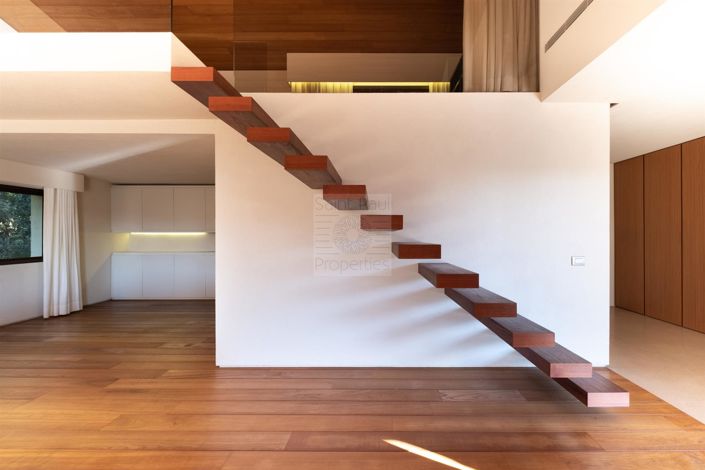 Image No.8-6 Bed House for sale