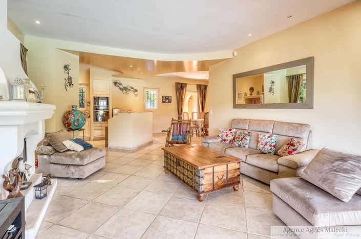 Image No.6-5 Bed House for sale