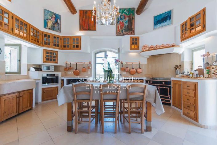 Image No.8-7 Bed House for sale