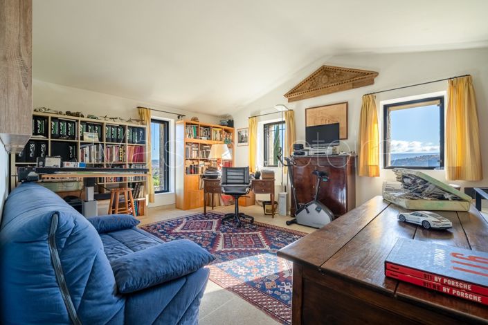 Image No.16-5 Bed House for sale