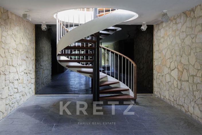 Image No.10-8 Bed Property for sale