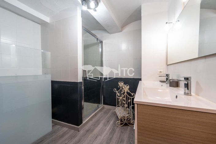 Image No.20-5 Bed Property for sale