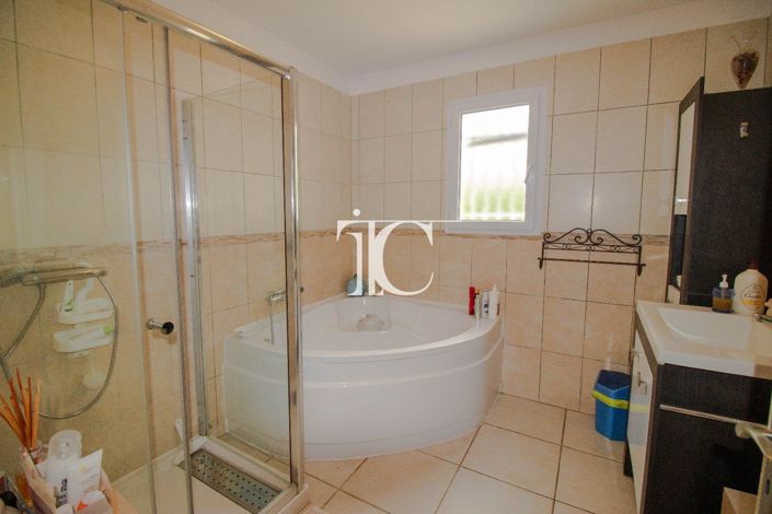 Image No.13-3 Bed House for sale