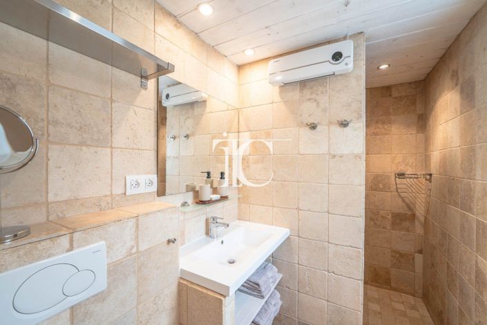 Image No.17-10 Bed Property for sale