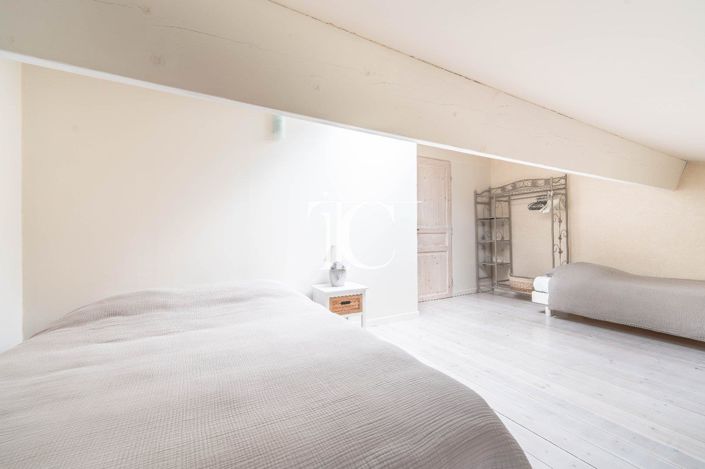 Image No.18-10 Bed Property for sale