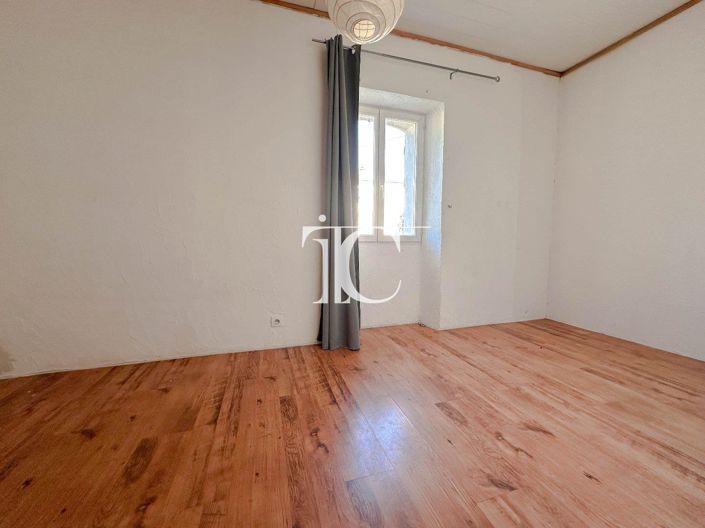 Image No.10-3 Bed House for sale