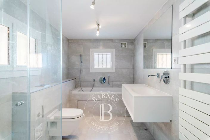 Image No.12-7 Bed House for sale