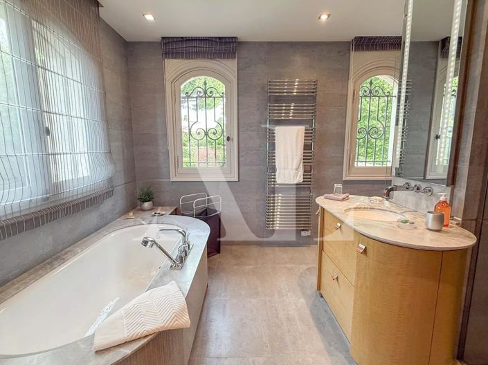 Image No.12-7 Bed House for sale