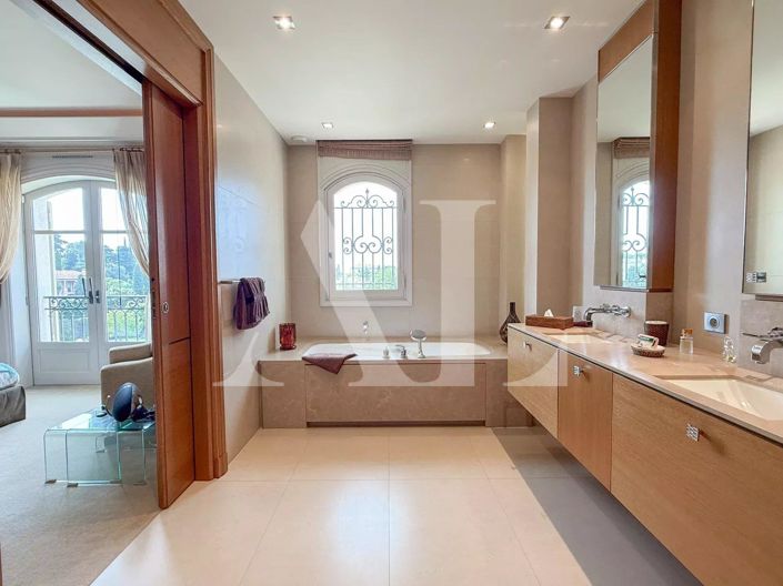 Image No.8-7 Bed House for sale