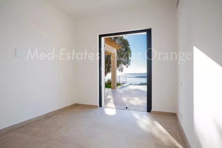 Image No.10-4 Bed House for sale