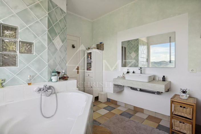 Image No.6-8 Bed House for sale