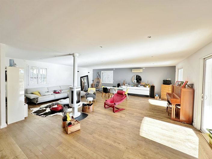 Image No.8-5 Bed House for sale