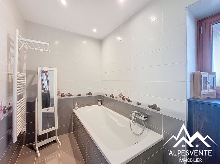 Image No.11-3 Bed House for sale