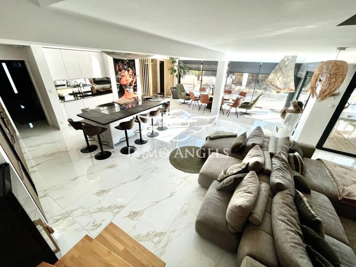 Image No.3-3 Bed Property for sale