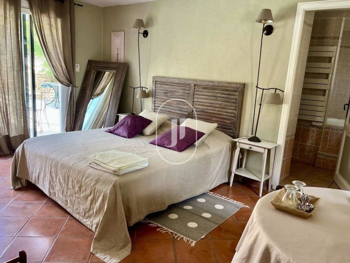 Image No.7-7 Bed House for sale