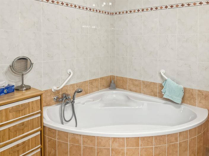 Image No.23-4 Bed House for sale