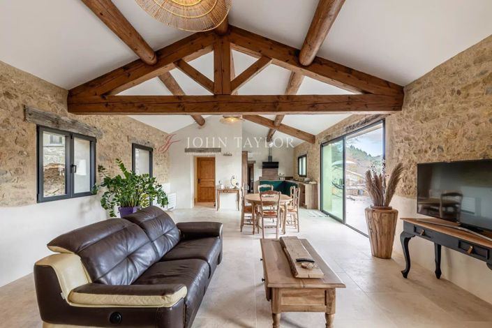 Image No.8-5 Bed House for sale