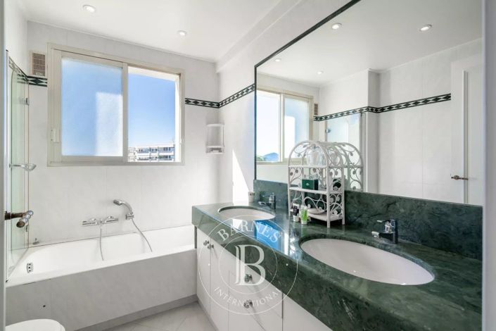 Image No.11-3 Bed Apartment for sale