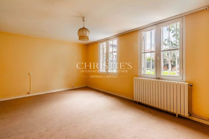 Image No.8-5 Bed House for sale