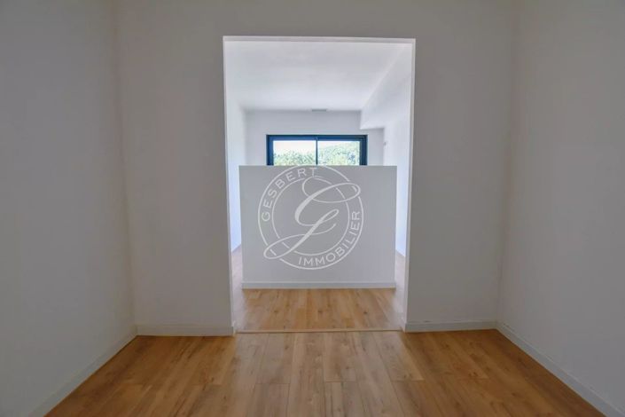 Image No.17-3 Bed House for sale