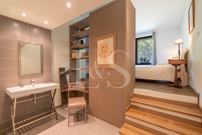 Image No.25-6 Bed House for sale