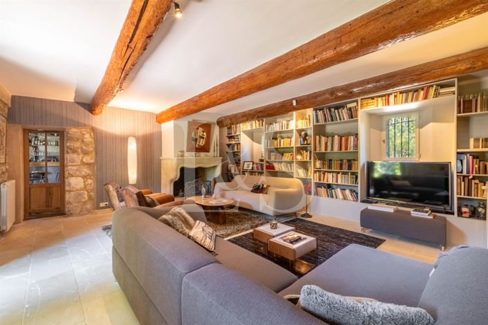 Image No.8-6 Bed House for sale