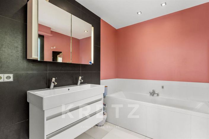 Image No.12-5 Bed House for sale