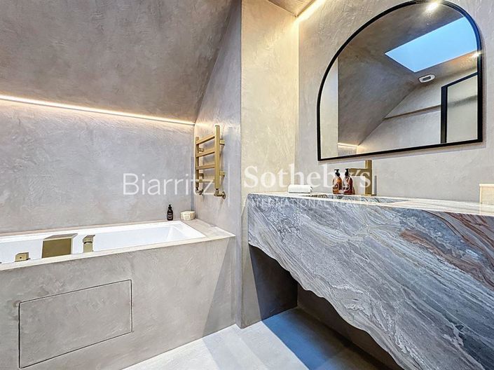 Image No.10-8 Bed Property for sale