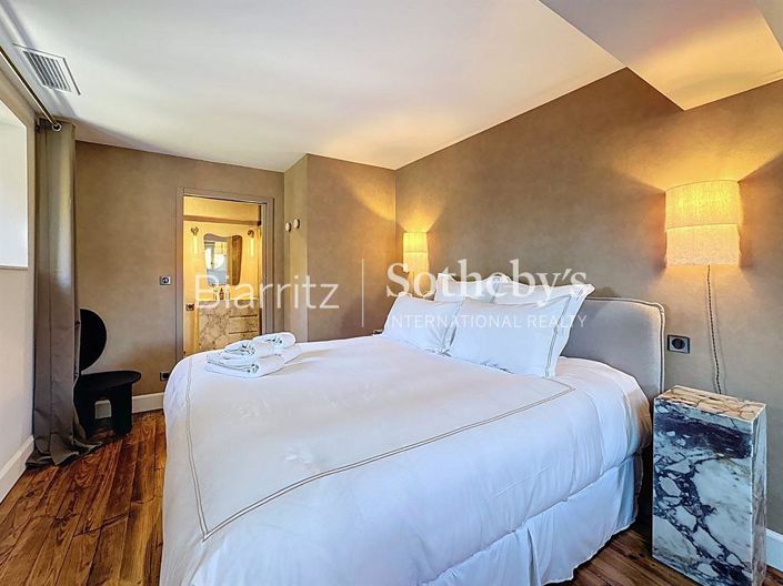 Image No.11-8 Bed Property for sale