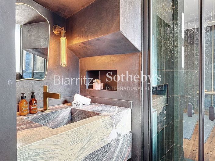 Image No.15-8 Bed Property for sale