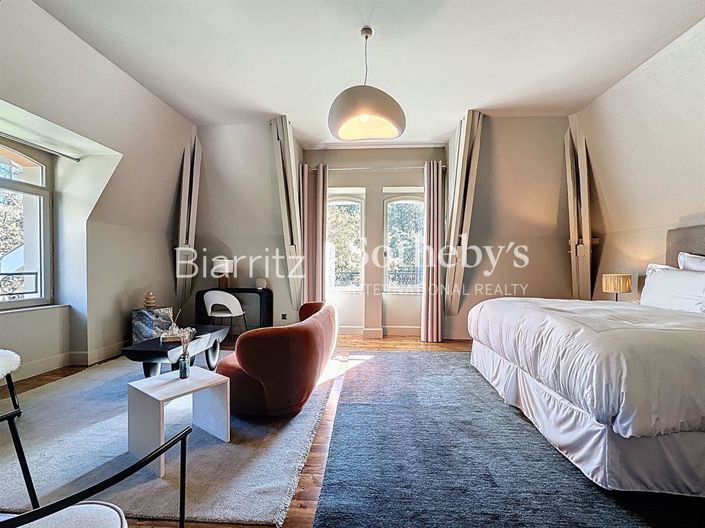 Image No.16-8 Bed Property for sale