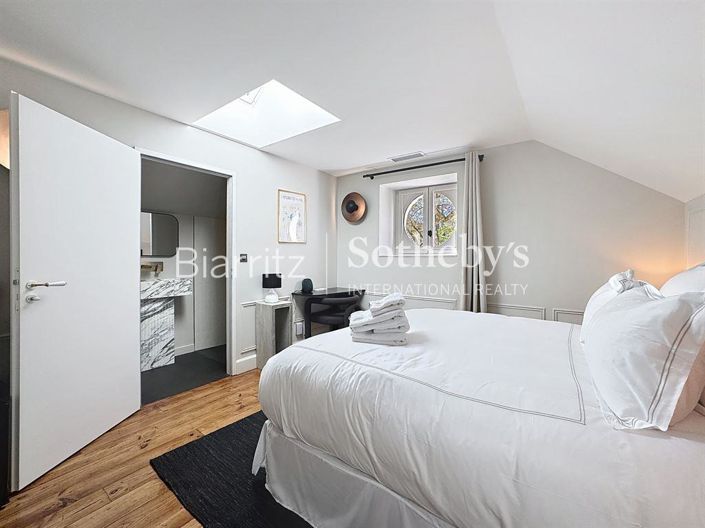 Image No.17-8 Bed Property for sale