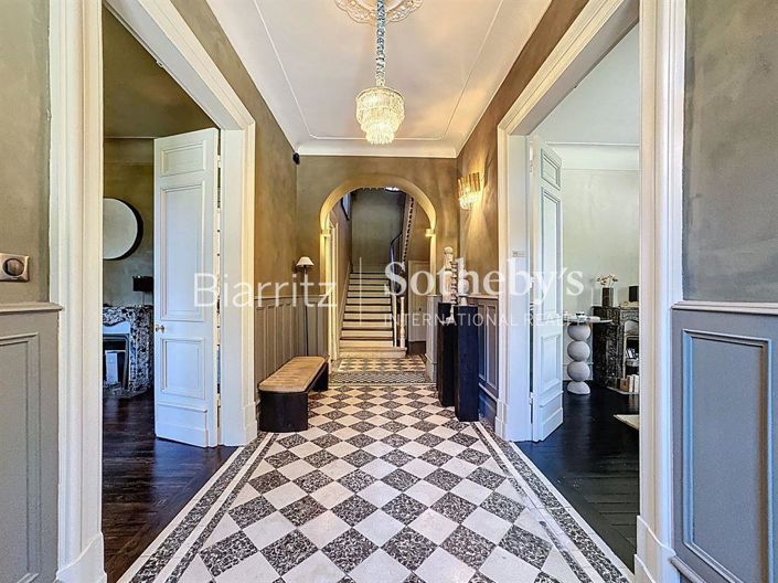 Image No.3-8 Bed Property for sale