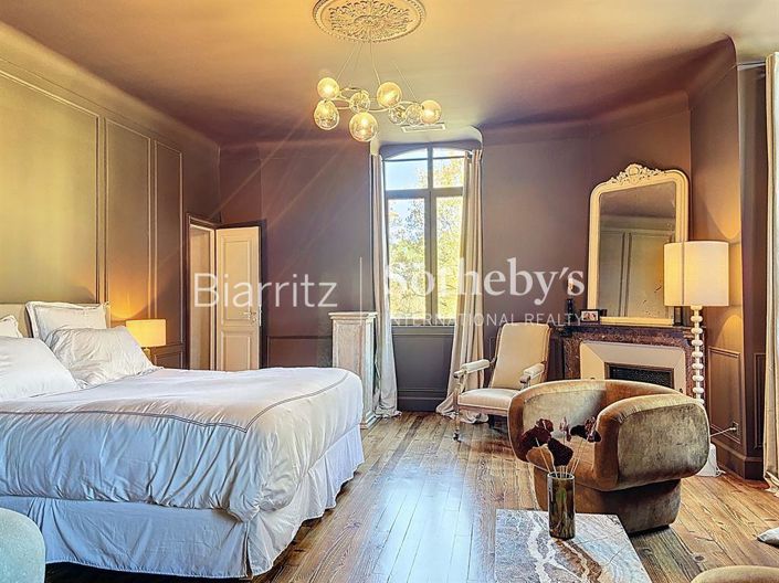 Image No.9-8 Bed Property for sale