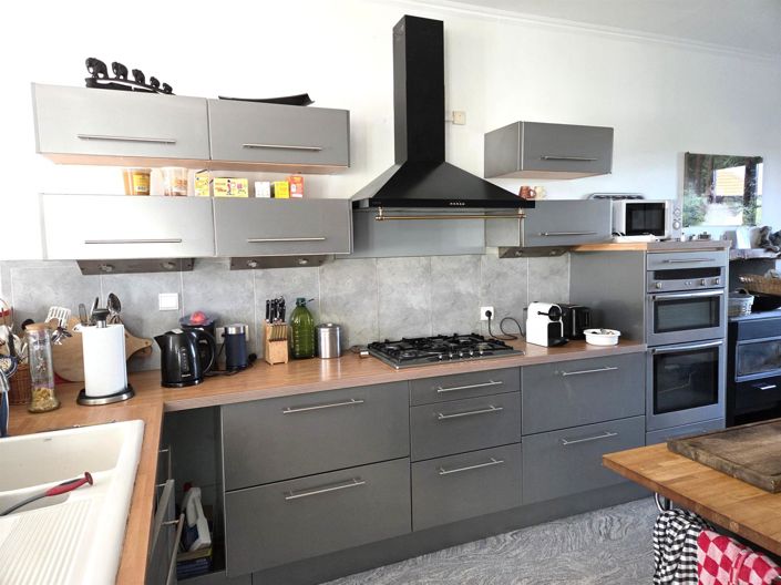 Image No.8-5 Bed House for sale