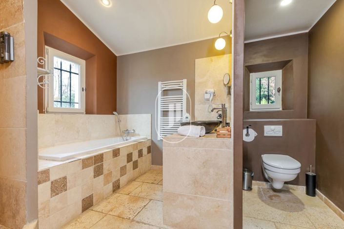 Image No.8-10 Bed House for sale